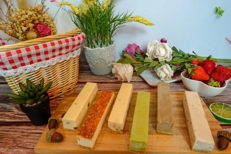 花語烘焙工坊【起司重乳酪條專賣店】-高達12種以上口味，純天然堅持不添加防腐劑及人工香料，冷凍後口感滑潤順口猶如霜淇淋，鹹香乳酪融化嘴裡，超幸福。 - 1個媽咪2個寶