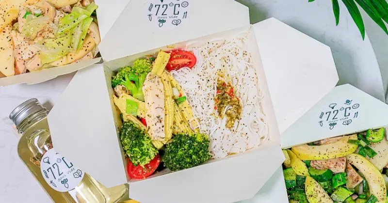 72度C醬拌小賣所，舒肥超嫩鹽水雞半夜也能吃得到！還有泰式、雞湯、三杯等6種口味，搭配蘋果和芭樂更好吃！