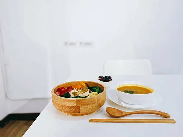 【台北松山】Mr. Light 輕食先生，店面文青風、舒適寬敞，16種主菜、配菜自由選擇，低卡低鈉餐也可以很美味！台北美食/南京三民健康餐/菜單