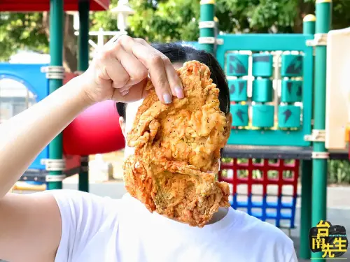 台南炸雞雞排／低調小攤連網路地圖都找不到／現點現裹粉現炸／雞排尺寸比臉大／獨家調配醃料+炸粉+調味粉／限量供應賣完提早收／當天採買新鮮溫體雞肉