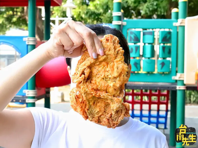 台南炸雞雞排／低調小攤連網路地圖都找不到／現點現裹粉現炸／雞排尺寸比臉大／獨家調配醃料+炸粉+調味粉／限量供應賣完提早收／當天採買新鮮溫體雞肉