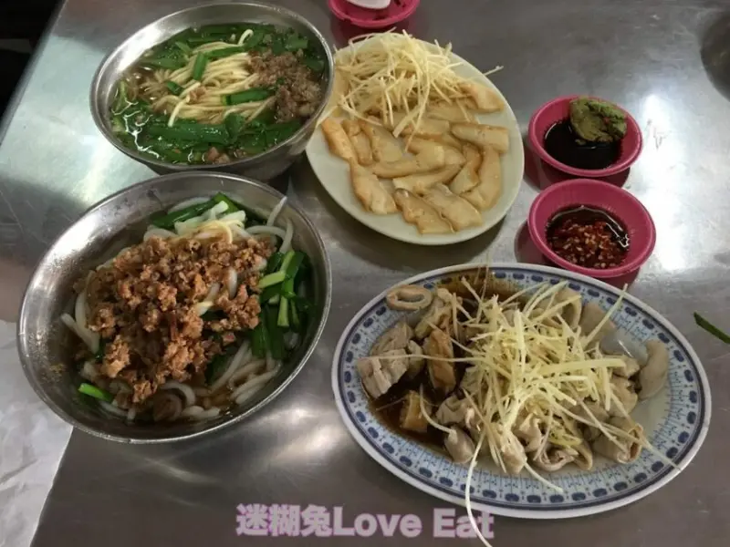 [桃園食記]桃園榮總附近隱藏版美食『大有路鐵皮屋無名米粉湯』外觀低調人氣超高