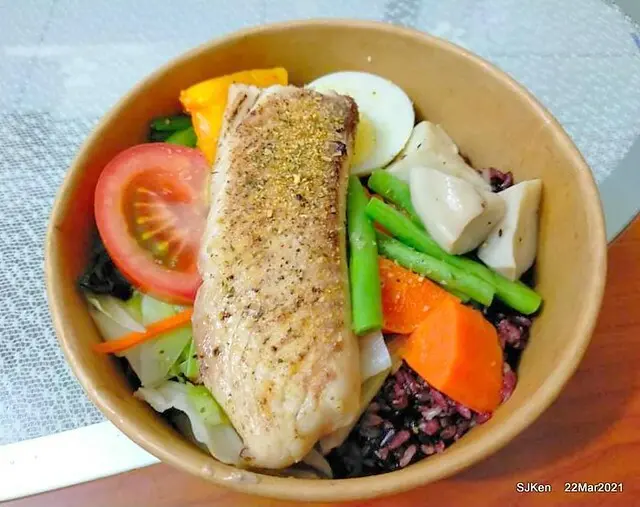 (北捷南港站附近美食)二訪「享蒔健康餐盒南港店」--- 營養美味碩大軟嫩的「舒肥香蒜鯛魚」餐盒。