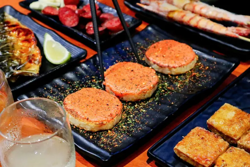 頑伙串燒屋。合江街美食再一發！熱情老闆的「玩火」嗨翻小天地，中山區平價居酒屋／中山國中站美食