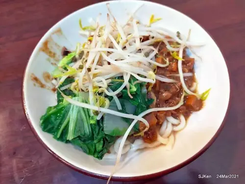 (北捷永春站周邊美食)二訪「牛味牛肉麵專賣店」--- 美味無法擋的招牌「炸醬麵」、「酸辣湯」與隨你夾到滿小菜! 