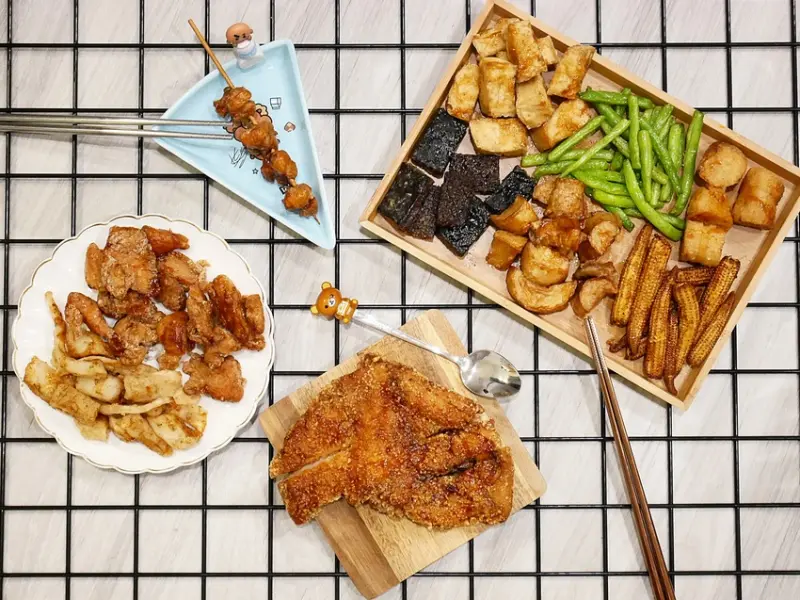 台中大里人氣炸物，特製麵衣搭配獨門醬汁，薄脆麵衣鹹甜超耐吃，人氣雞排、鹽酥雞都必點-小彤帽