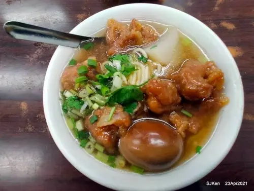 (捷運板南線西門站周邊美食)「西門町楊排骨酥麵」--- 排骨酥煮得軟嫩，搭配油麵吃到讓人回味無窮!