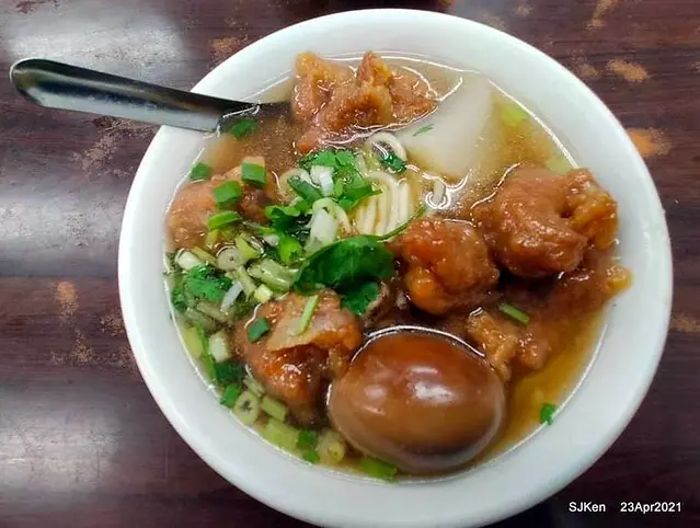 (捷運板南線西門站周邊美食)「西門町楊排骨酥麵」--- 排骨酥煮得軟嫩，搭配油麵吃到讓人回味無窮!