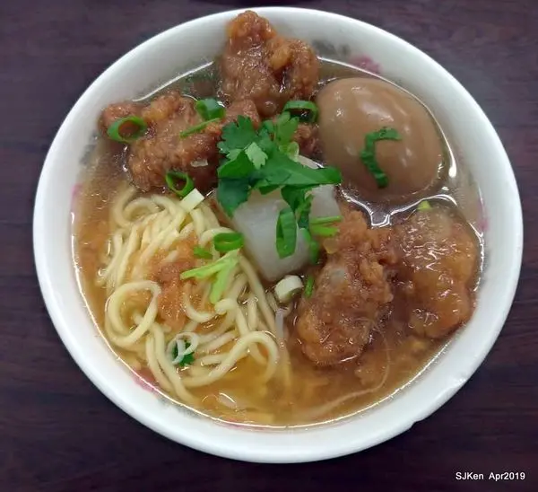 (捷運板南線西門站周邊美食)「西門町楊排骨酥麵」--- 老店招牌排骨酥麵，麵Q湯濃肉香軟好滋味!