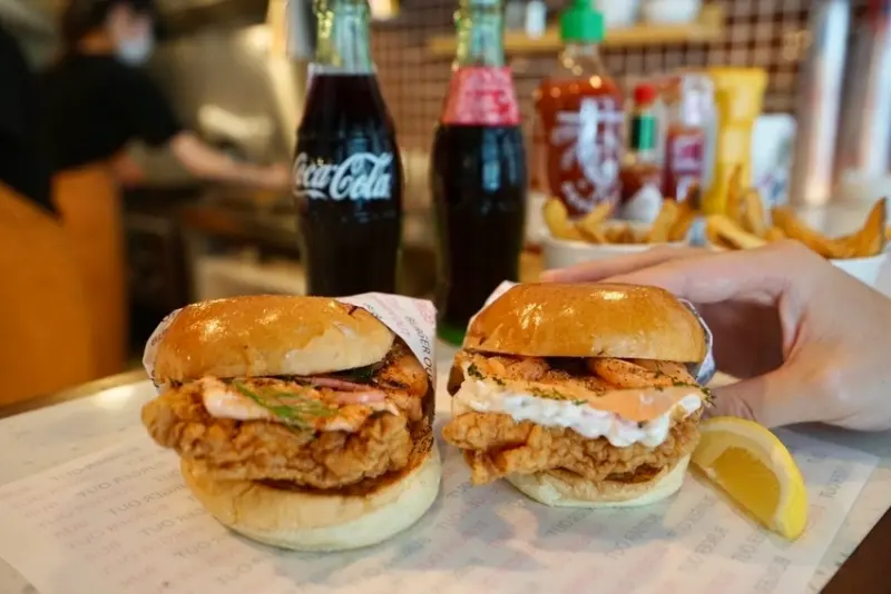 BURGER OUT - 信義區最強炸雞漢堡，與炙燒明太子、煙燻鮭魚搭配的極致享受 ! 台北信義美食推薦，美式漢堡推薦