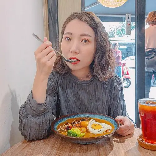 現點現做、常常人潮爆滿，可以吃得到咖哩的平價早午餐店 | 【台北 大安區】Ryo.co早午餐X咖哩食肆