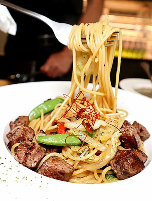 中山區咖啡廳｜台北車站美食｜樂堯｜離台北車站5分鐘，交通便利，燈光美氣氛佳，彷如微型藝廊，有提供包場租借場地！｜中山區餐酒館｜中山區異國料理