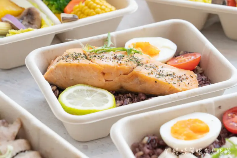 新竹結合小超市概念的健康餐盒外帶便當店，內用空間美得像咖啡廳！新竹便當外送推薦Miss SU均衡廚倉- ㄚ綾綾單眼皮大眼睛