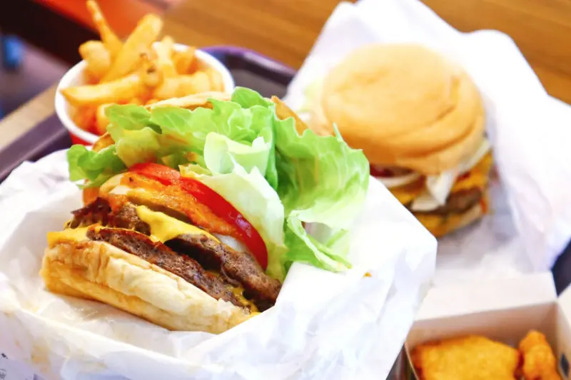 淘客美式漢堡 Burger Talks 士林店。鬼椒牛肉起司堡vs. 漢堡東西軍，今天你要吃幾層？