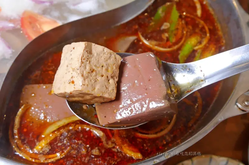 《貢鍋共鍋麻辣火鍋店》懷舊老宅洋房火鍋趣，豆腐鴨血無限享用，精選食材擄獲愛吃鬼的胃