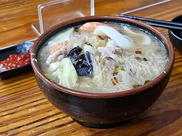 (胖樺食記)捷運龍山寺小吃「麗珠什錦麵」/路過不會失望的家常美食/炸排骨炒空心菜芋泥酥