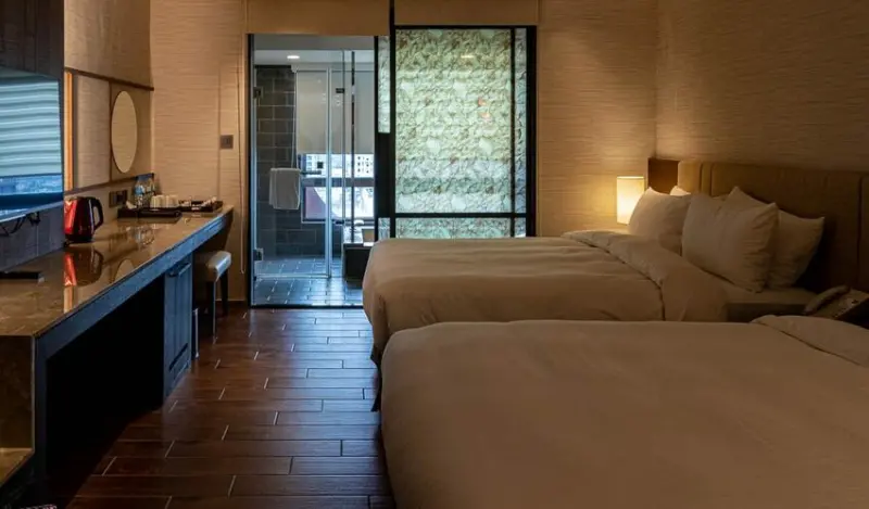 有著最高的露天溫泉可以遠眺龜山島，附設健身房、游泳池和SPA水療室等設施齊全的優質飯店