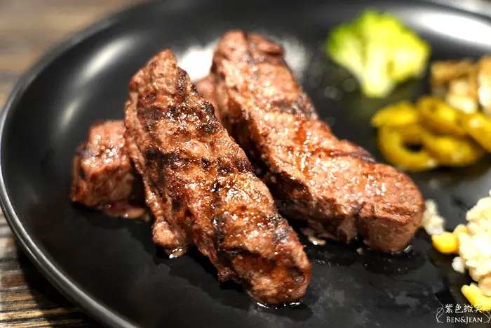 【炙火美式炭烤牛排】唯一真正使用龍眼、荔枝木炭火直烤 提供平價至高級食材(A5和牛美國prime 28天肋眼熟成牛排) 含自助吧、遊戲空間