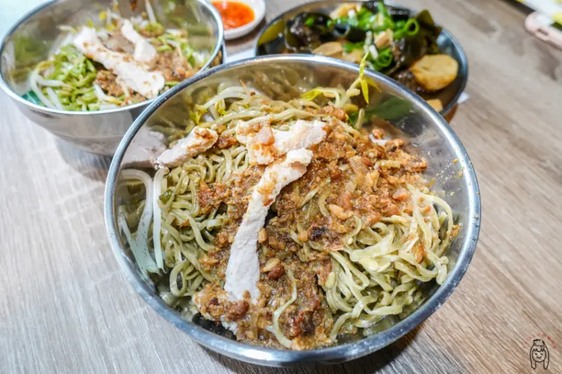 台南中西區 台南小吃推薦「阿龍意麵」，開業一甲子老麵店翻新，美味不變，推薦季節限定菠菜麵跟紅蘿蔔麵喔！ - 丁Dingの吃貨日常