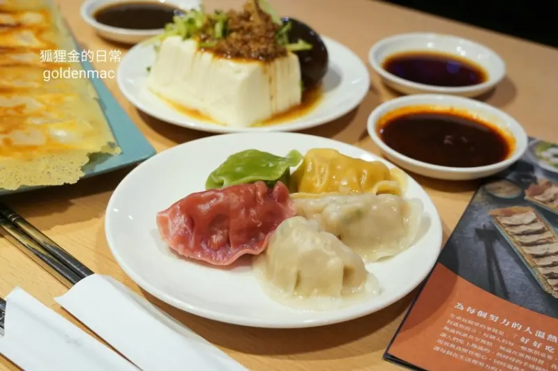 台中美食 │ 盛煎潮牌鍋貼專賣店 中友創始店 彩色手工水餃 還有牛肉麵鍋貼 中友百貨美食街小吃