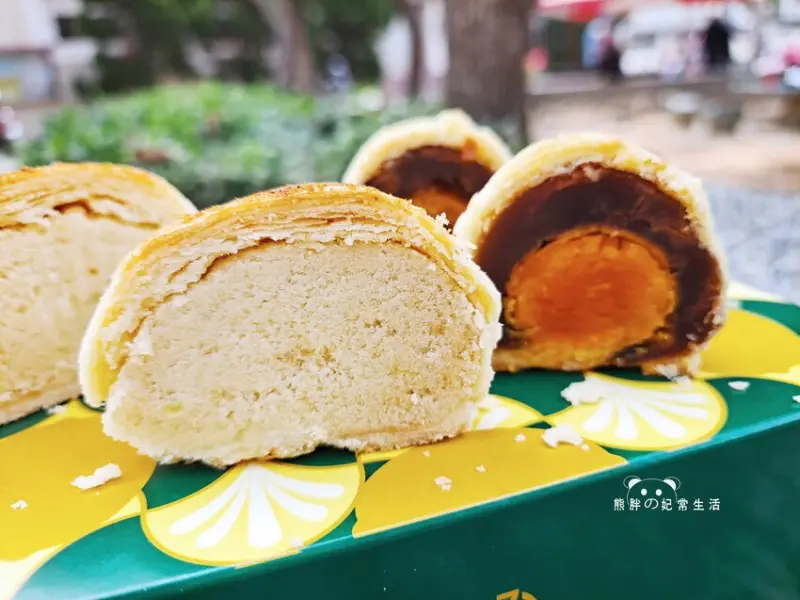 【台中南屯】不二糕餅，人氣蛋黃酥遠近馳名，新品『檸月酥』外皮酥香，牛奶豆沙融入新鮮連皮帶汁的檸檬，口感綿密化口，台中美食推薦