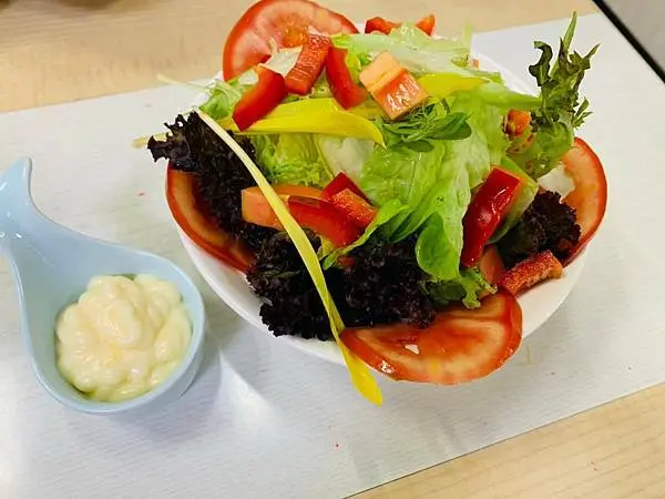 【新北 三重】輕晨漢堡-食號早餐舖//特殊炒蘿蔔糕 打拋豬鍋貼 吃得到青菜的早餐店 CP值高營養又豐盛