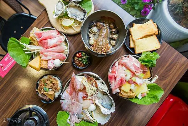 桃園八德火鍋美食-想吃鍋，鳳梨也能當火鍋湯底！台灣鳳梨水果鍋超鮮甜，火燒龍蝦蛤蜊鍋整隻龍蝦豪邁入鍋香氣逼人吶！