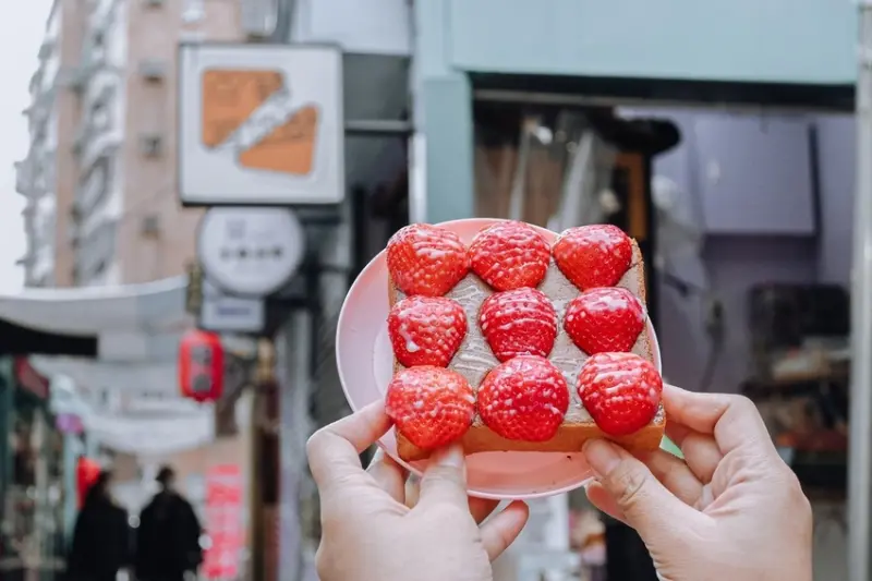 【土城美食】反轉厚奶酥土城店：奶酥界LV，屏東潮洲最夯美食北上，季節限定「草莓厚奶酥」絕不能錯過！