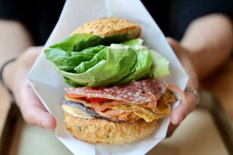 結合台南風味的虱目魚漢堡，讓你(妳)無法一口掌握的創意漢堡！台南中西區【之堡】  台南美食│中西區美食│友愛市場周邊│竉物友善│美術館周邊