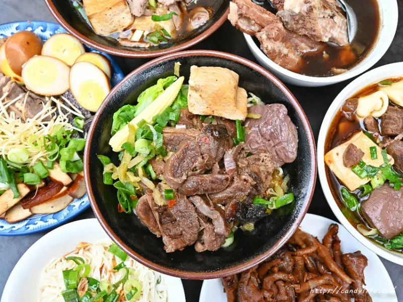 王將藥燉排骨｜台中宵夜推薦！不僅人氣藥燉排骨好吃，還有牛肉麵也超讚，裡面不只牛肉，竟然還有鴨血跟豆腐，料超多！