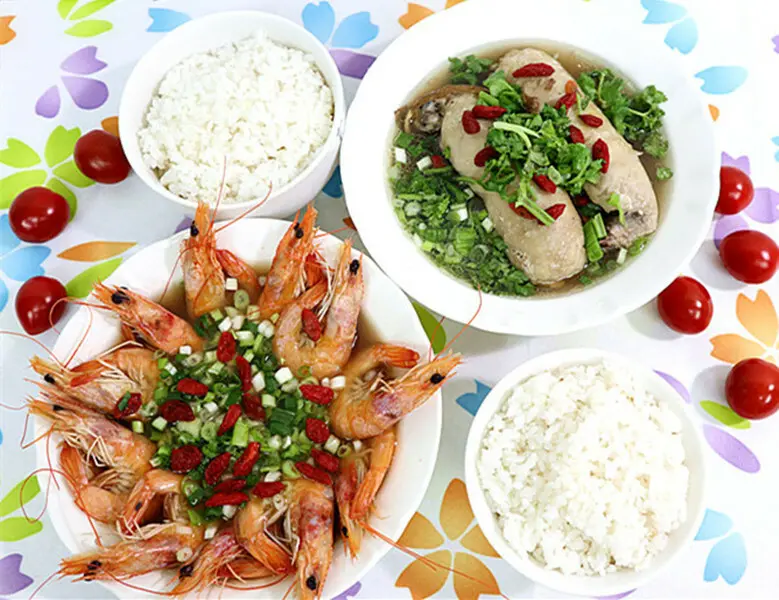 台北冷凍宅配美食｜醉英雄｜醉英雄藥燉紹興醉蝦｜醉英雄藥燉紹興無骨醉雞腿｜酒香溫醇而不濃嗆，在酒香中都能吃出白蝦鮮香甜美，與雞腿肉之肉香鮮嫩紮實口感！