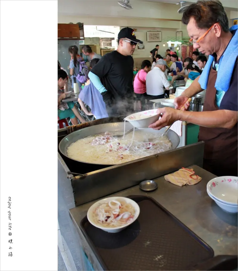 [台南] 小吃一條街，國華街、永樂市場的美食山珍海味！小卷米粉、蝦仁肉圓，再來一杯青草茶！