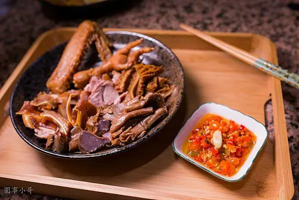 中原大學夜市美食-田媽媽傳統滷味，店面雖然不大但是每種滷味都相當好吃！推薦一定要試試她們的獨門辣椒醬喔！（邀約