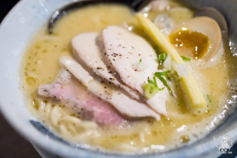 炊煙拉麵｜新北三重食記｜今年新開的豚骨基底濃厚風味拉麵，另有帶奶油香味的香醇雞白湯，三重國小站旁推薦好吃拉麵 - 卡爾茗 C.L.M.