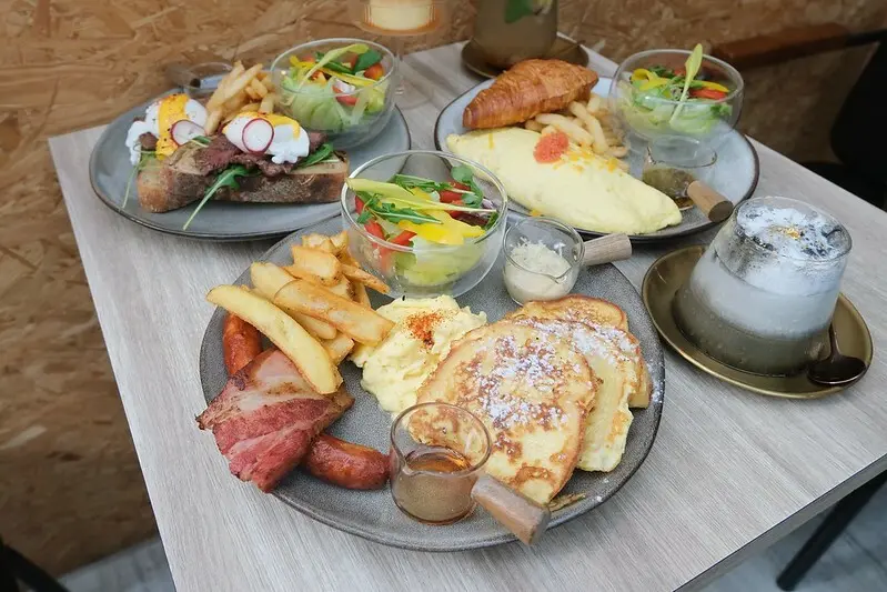 【台北早午餐推薦】At.First早寓，「老法牛排班尼迪克蛋早午餐」大份量超飽足，擺盤精美用心，喜歡吃早午餐的必訪！無收取服務費（近捷運忠孝敦化站）