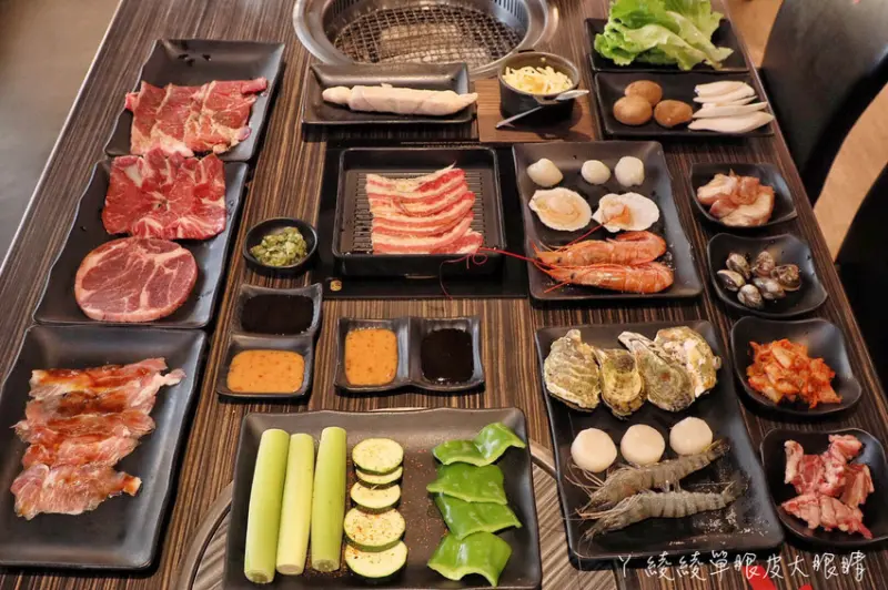 新竹燒烤吃到飽推薦揪好客燒烤！吃烤肉欣賞新竹市景，週三啤酒免費暢飲！加價99元鴛鴦鍋吃到飽 - ㄚ綾綾單眼皮大眼睛