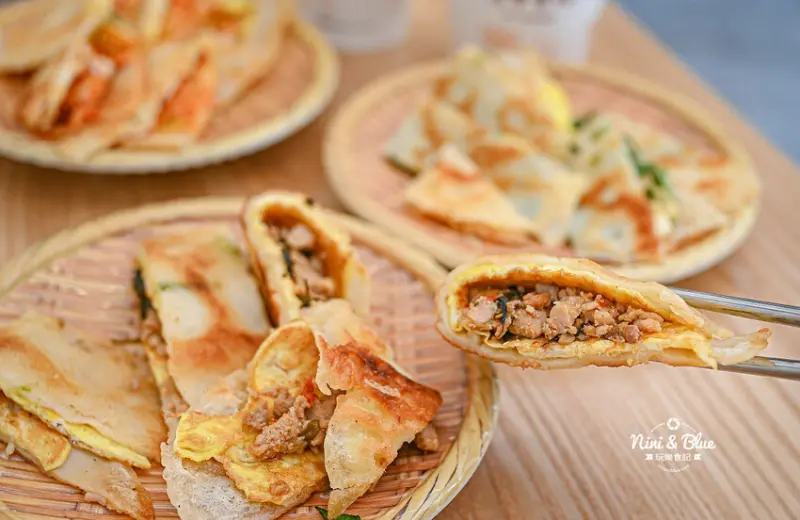 宜華蛋餅 |台中粉漿蛋餅推薦，軟嫩又恰恰的酥皮感，推薦打拋豬、泡菜口味 Nini and Blue 玩樂食記