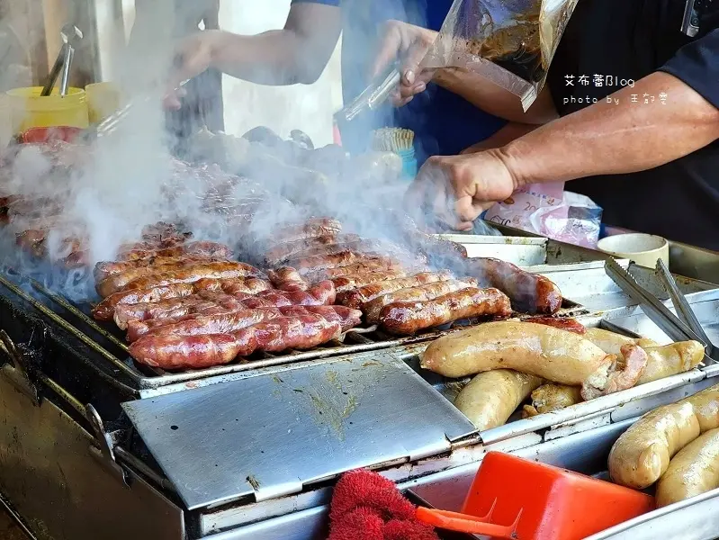 《高雄美食》鳳山三角地大腸香腸❤碳烤古早味，整顆剝好蒜頭免費吃！！
