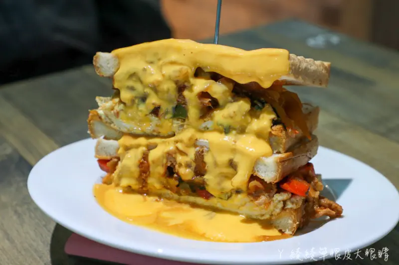 高麗菜爆多蛋餅只要銅板價45元！超犯規起司瀑布光看照片就想吃！新竹平價早午餐早安亞譜 - ㄚ綾綾單眼皮大眼睛