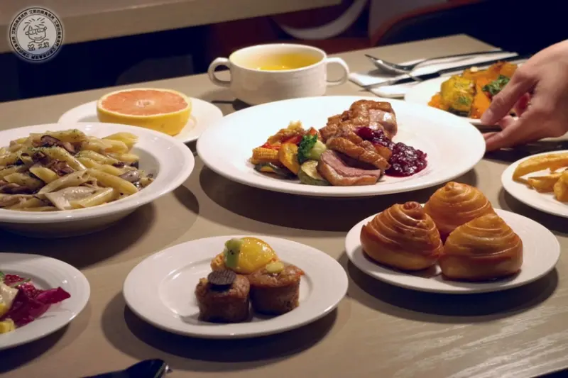 【 新北吃到飽 】不用400元就可以吃到大飯店Semi-Buffet立馬揪團來試試！悅﹒市集Market Flavorｘ台北新板希爾頓酒店