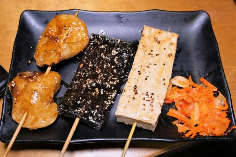 伙房燒烤｜忠孝夜市燒烤新開幕！先炸後碳烤更入味！南區美食推薦、南區小吃推薦、南區燒烤推薦、忠孝夜市美食推薦、忠孝夜市小吃推薦