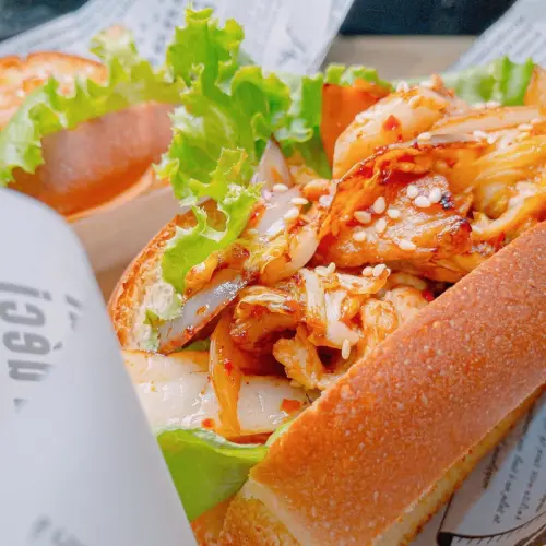 隱匿巷弄的深夜炸物、漢堡餐車，嗜辣者必吃特色麻辣泡菜 | 【台北 信義區】俠嗑Shock