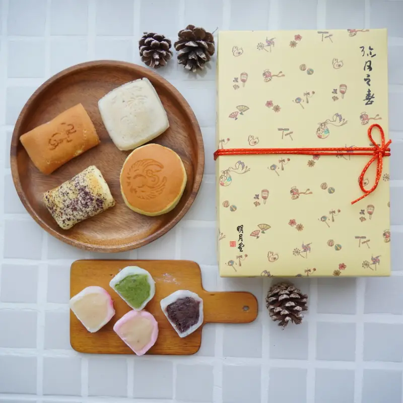 明月堂日式彌月禮盒，手工製作和菓子，質感很棒收到禮盒的人都覺得超體面的啦。