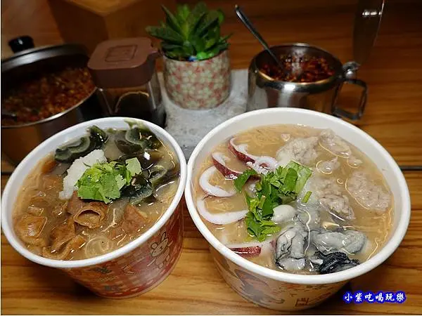 台中海線美食/梧棲夜市【蟹老闆海鮮麵線糊】超過8種海陸主食選項/辣菜脯與自製辣油必加!皮蛋大腸麵線糊~您吃過沒(食記+MENU)