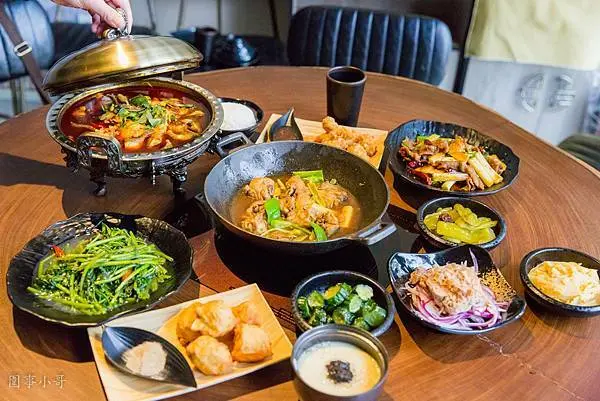 桃園青埔美食-紹興府花雕雞，酒香中人欲醉還能一鍋兩吃的花雕雞！各式特色川味料理也都十分好吃喔！