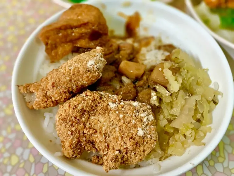 土魠魚羹很常見！土魠魚飯大家有吃過嗎? 2塊土魠魚、油豆腐、些許酸菜再淋上肉燥，這樣一碗才35元！！！！ 台南永康【味香土魠魚羹】台南美食│台南小吃│永康美食│大仁街