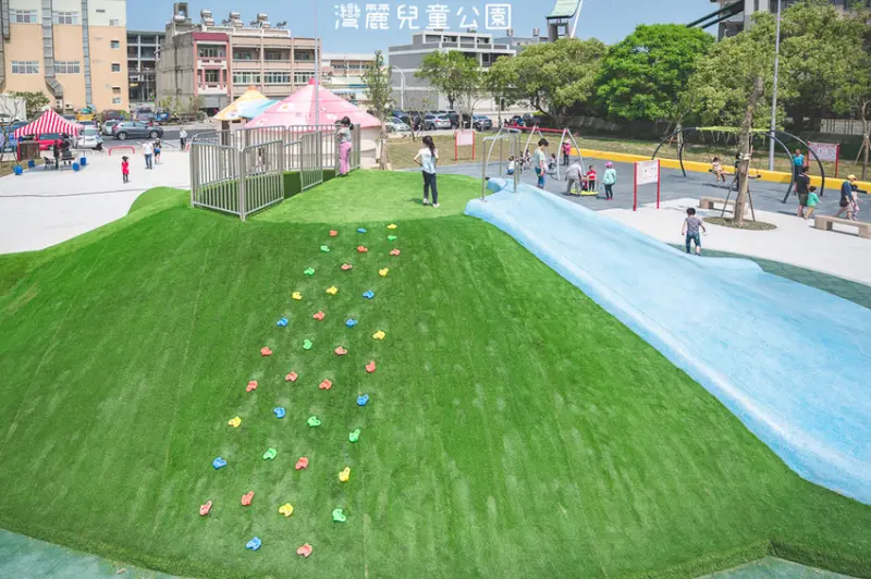 ｜特色公園｜灣麗親子公園，斗笠造型石子溜滑梯、攀爬天空隧道、隱藏在圓樓底下的沙坑，孩子玩瘋啦 - Hallo！Im 婷兒
