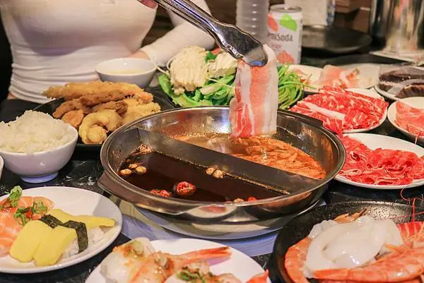 【台北公司聚餐吃到飽 】嗨蝦蝦百匯鍋物光復店 ～火鍋吃到飽～生魚片、壽司、烤物、冰品～松山吃到飽推薦