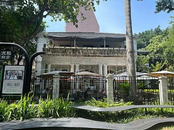 台北中山區：綠意環繞下的戶內外絕美庭院玻璃屋咖啡廳。光點 羊毛與花