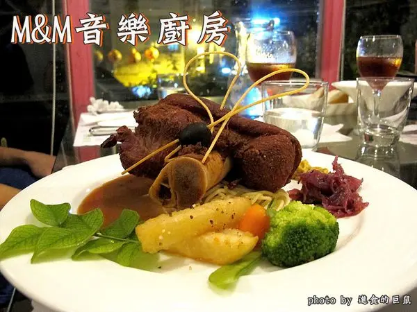 （台南。中西區美食）『M&M音樂廚房』台南老屋｜老屋新力｜日式建築｜台南巷弄裡的音響收藏家｜文物收藏家｜美酒｜美食｜在音樂中徜徉，享受精緻美饌